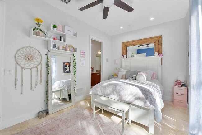 Building Photo - 3266 NE 15th St