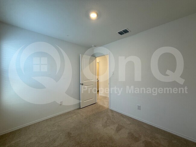 Building Photo - 204 Thresher Ln