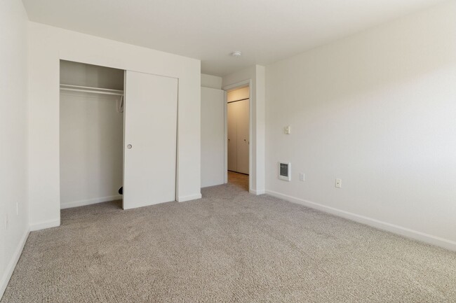 Building Photo - Hillsboro Ground Floor Condo - 2 bed, 2 ba...