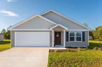 Building Photo - Charming 4-Bed Home in Quiet DeFuniak Spri...