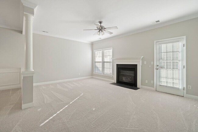 Building Photo - Newly remodeled townhome