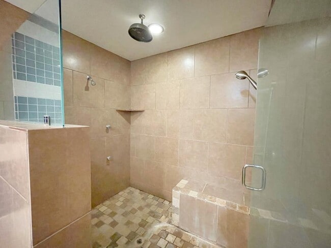 Building Photo - NEWER 4 bedroom house