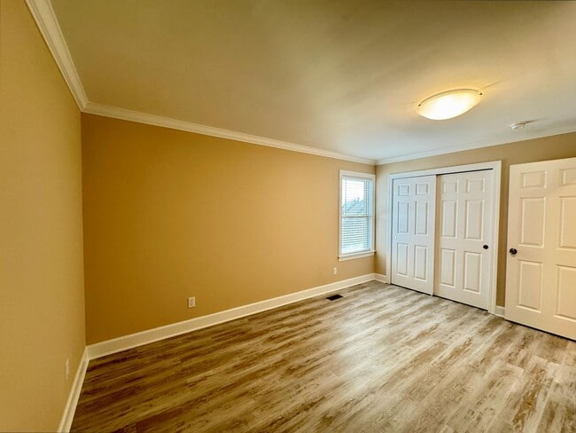 Building Photo - Luxury country rental 4x3 gated off black top!