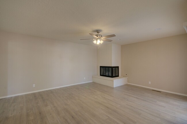 Building Photo - Beautifully Remodeled NE Heights/Uptown Ar...