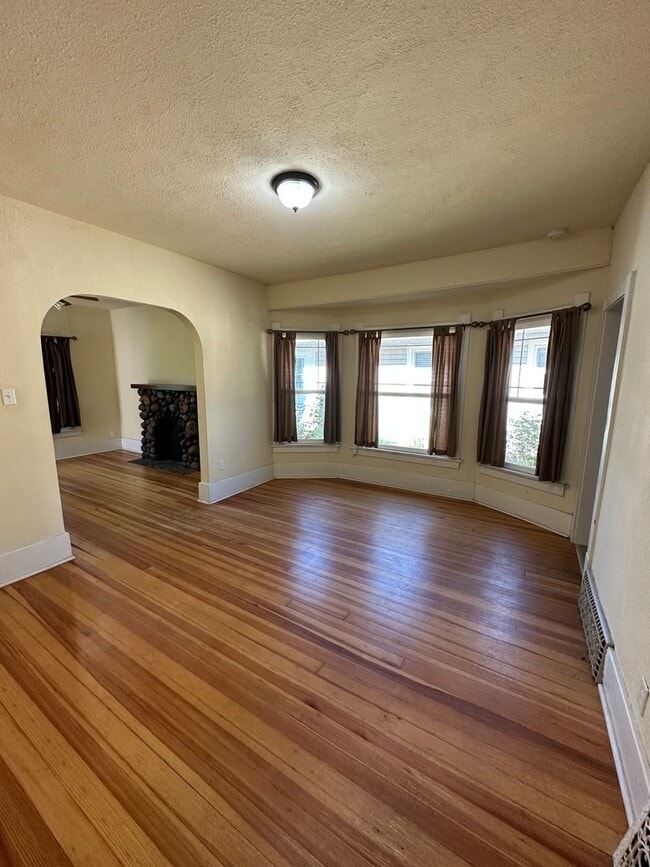 Building Photo - 1208 W 31st St