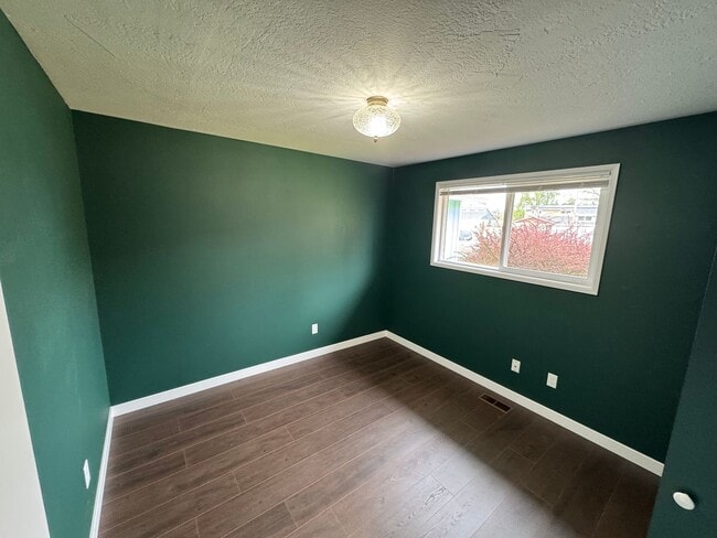 Building Photo - Charming 3 Bed / 2 Bath Ranch on Large Lot – Cul-de-Sac Location – $2,495/mo