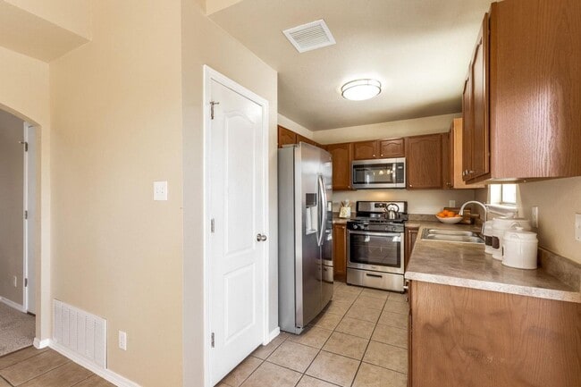 Building Photo - East El Paso 3 bed Refrig A/C next to Park!