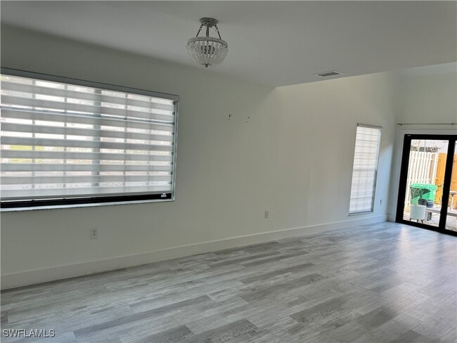 Building Photo - 871 Meadowland Dr