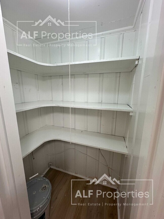 Building Photo - Newly Renovated 1 Bedroom Apartment – Walk...