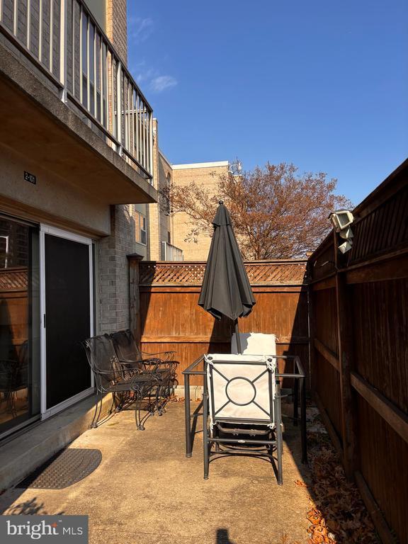 Building Photo - 2 Canterbury Square