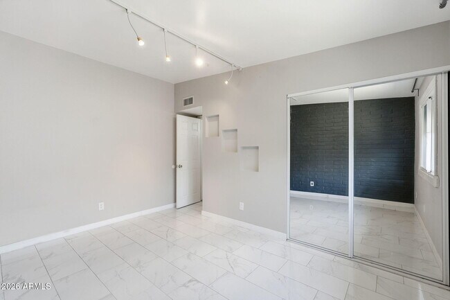 Building Photo - 1609 E Gaylon Dr