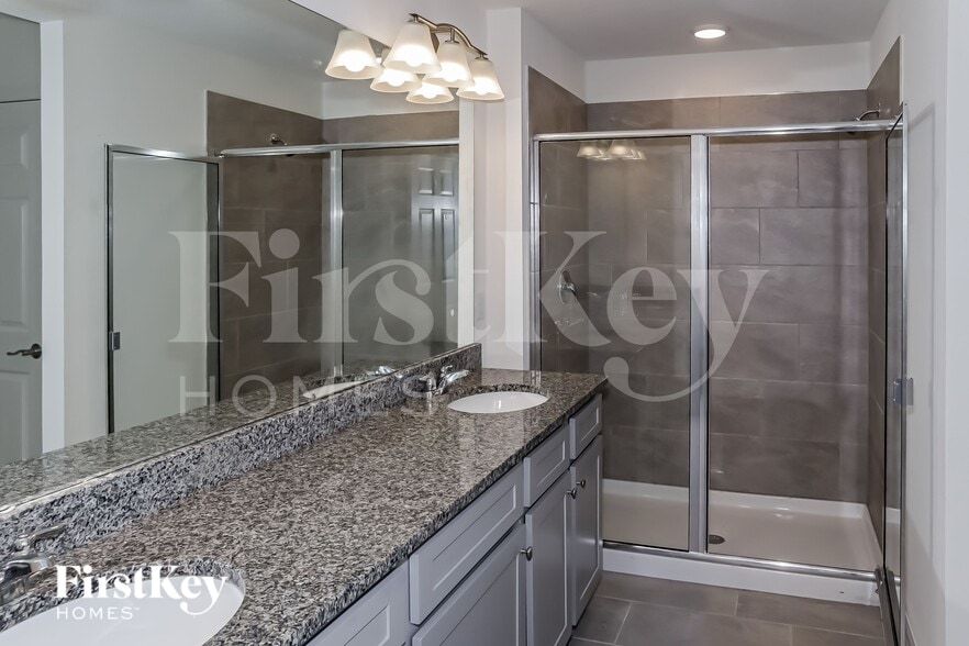 Building Photo - 1221 Spokane Pt