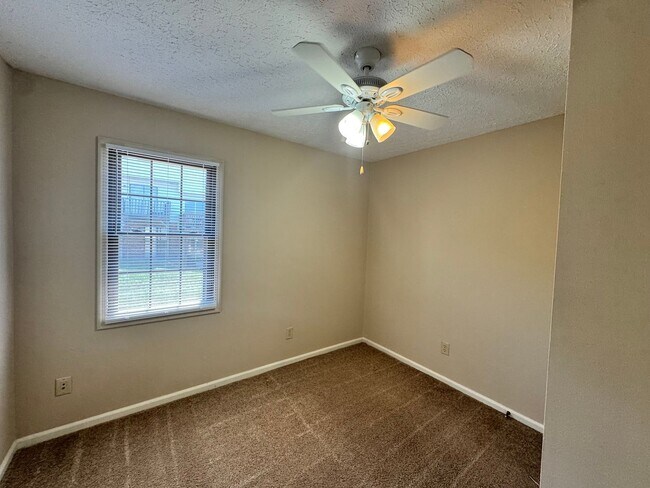 Building Photo - Great Location - Campbell County Townhome (176 Kitty Hawk Square)