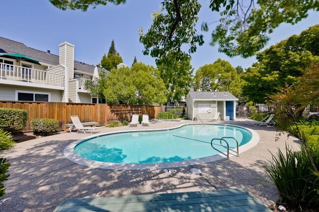 Building Photo - 2-Suite Townhome in Whisman Station Area | Easy Access to 101/237/85