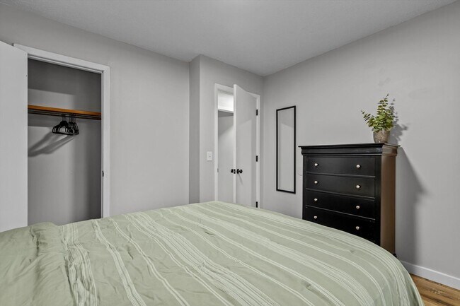Building Photo - Great furnished month to month rental near...