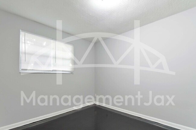 Building Photo - 1551 W 31st St