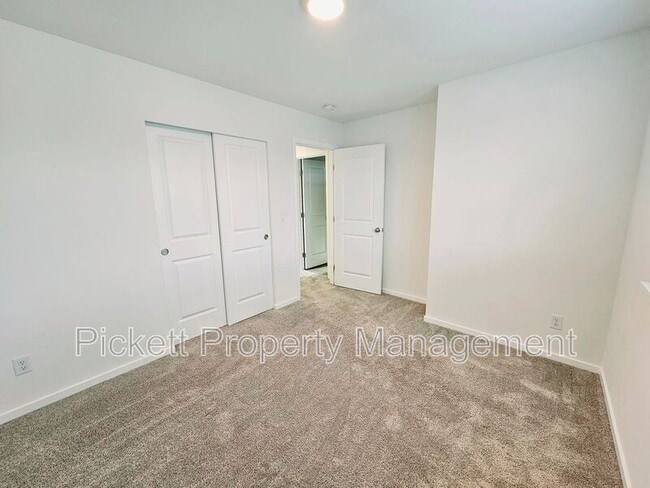 Building Photo - 946 NW Highgarden Dr