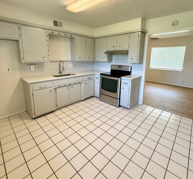 Building Photo - Inviting Mustang Gem with Spacious Kitchen...