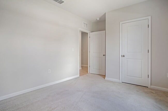 Building Photo - 3 Bedroom 2 Bathroom Single-Family Home No...