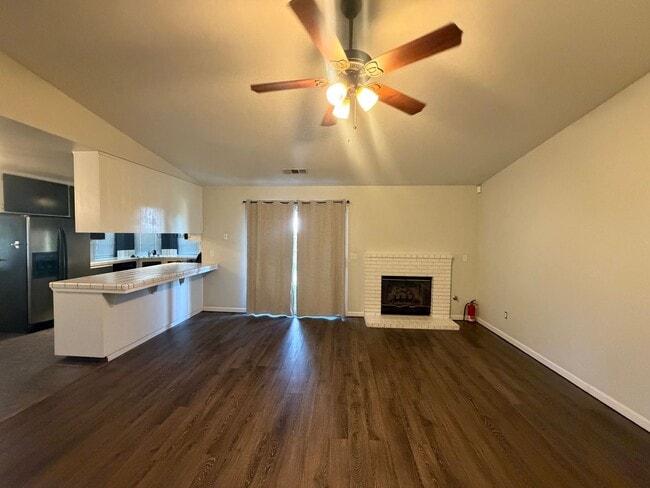 Building Photo - Charming 3 bedroom 2 bathroom home located in Lemoore