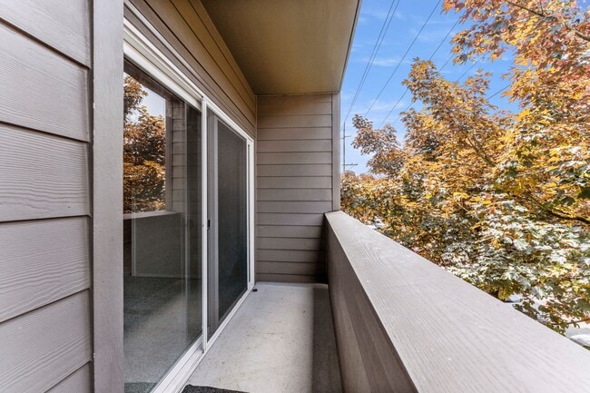 Building Photo - 3-bedroom 2 bath condo with a balcony in s...