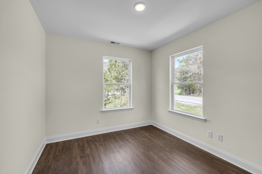 Building Photo - 5550 Stream Ln