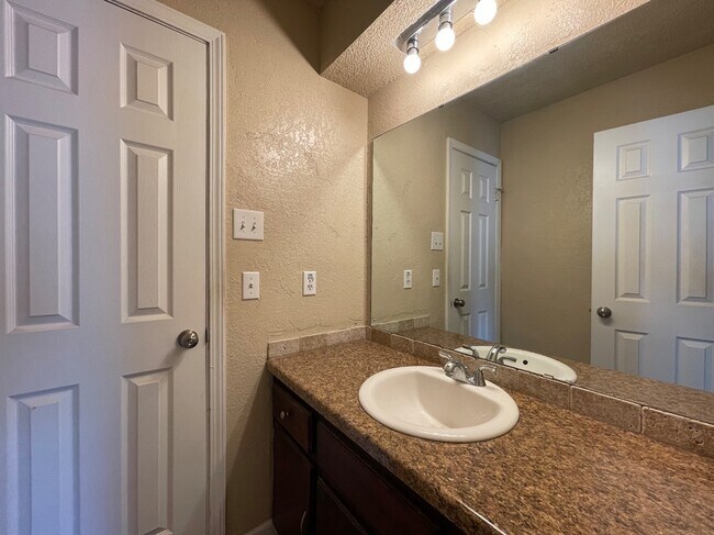 Building Photo - 4707 Hemlock Ln