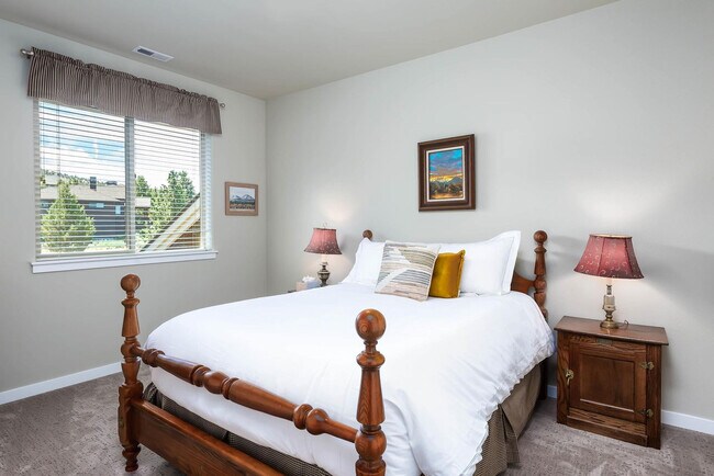 Building Photo - 10576 Village Loop