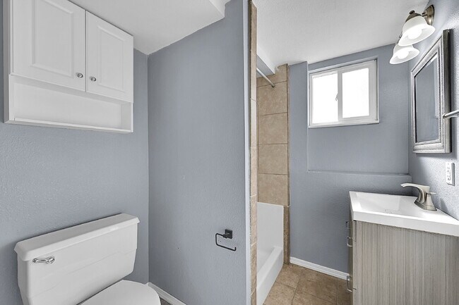 Building Photo - $1,900.00, 3-bed, 2-bath located in Colora...