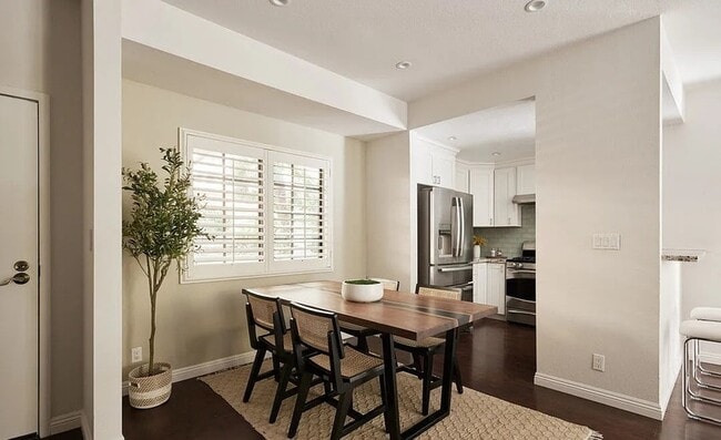 Building Photo - 221 S Oak Knoll Ave