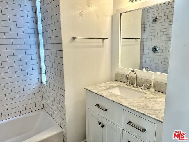 Building Photo - 410 Pershing Dr