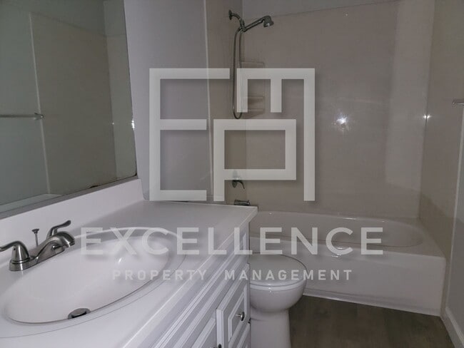 Building Photo - 2/1 With Private Patio, AC, Updated Kitche...