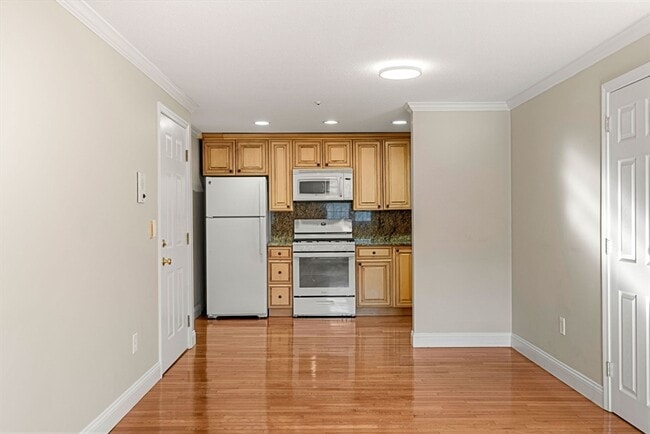 Building Photo - 305 Pine St