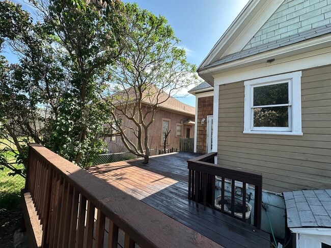 Building Photo - Large 4 bedroom 2 bath home