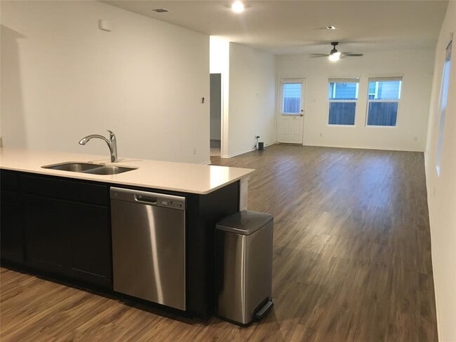 Building Photo - 558 Gabbro Gdns