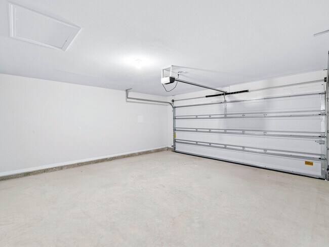 Building Photo - 462 Whispering Creek Ave
