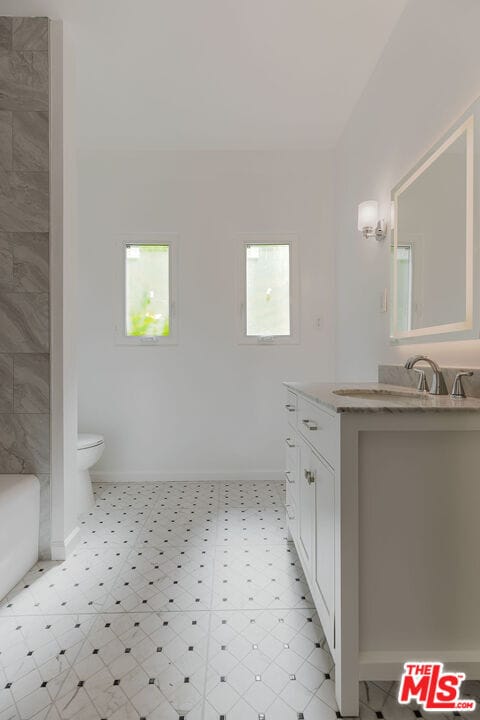 Building Photo - 1122 S Tremaine Ave