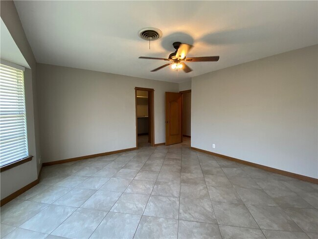Building Photo - 536 W Yoakum Ave