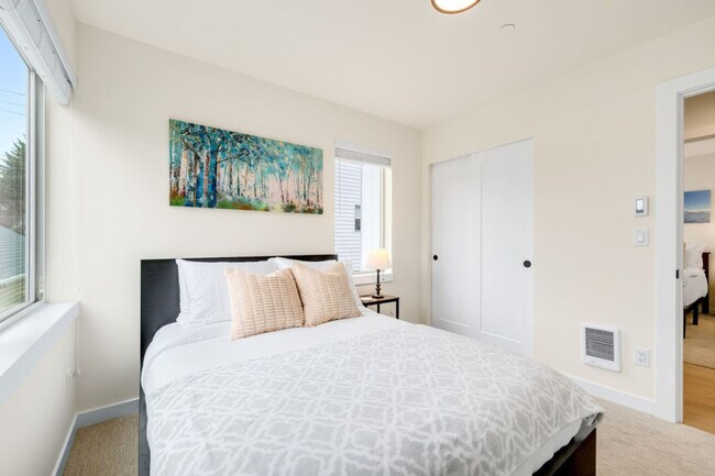 Building Photo - 823 NE 70th St