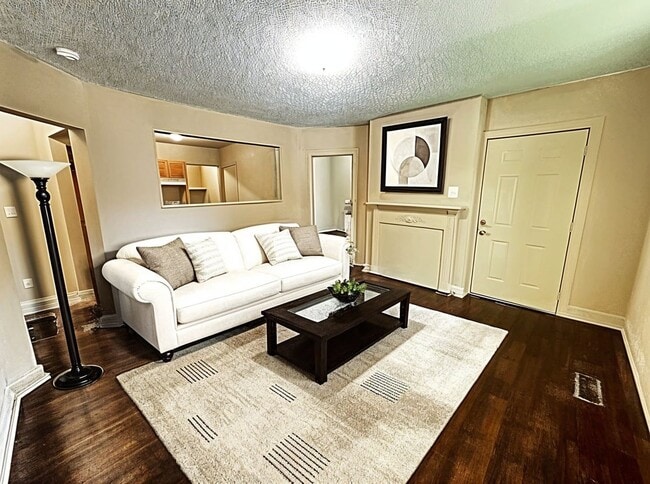 Building Photo - Beautifully Renovated 3 Bedroom 1 Bath Home