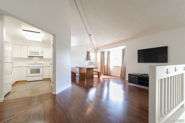 Building Photo - MOVE IN READY 2BR/1BA/2PKG IN MILILANI MAU...