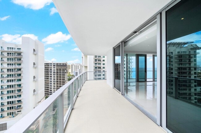 Building Photo - 3100 N Ocean Dr