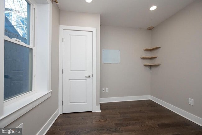 Building Photo - 1443 N Hollywood St