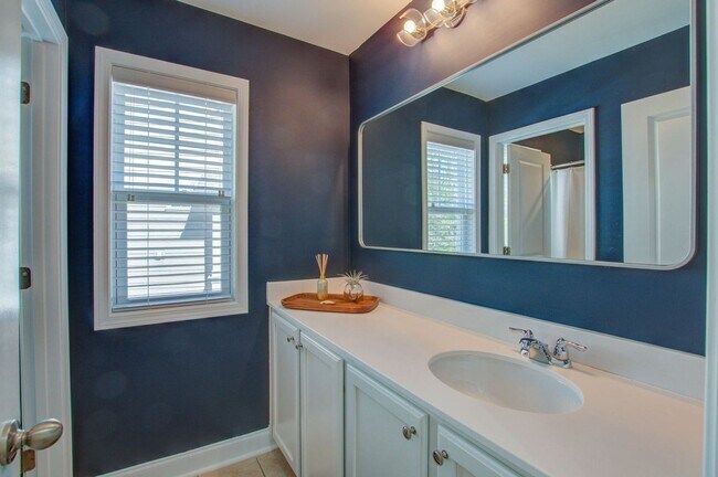 Building Photo - 4 Bedroom 2.5 Bath Townhome in Oyster Point - Mount Pleasant