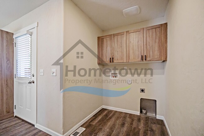 Building Photo - 3 Bedroom 2 Bathroom Home with Attached 2 ...