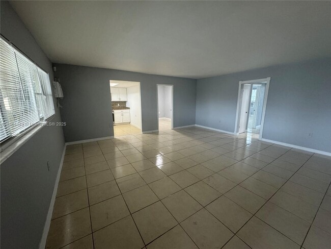 Building Photo - $2,500MONTHLY;11930 NE 19TH DR #16 NORTH M...