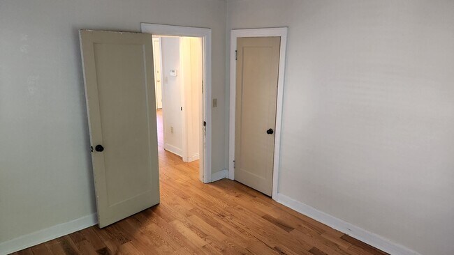 Building Photo - Move in Special! Large Beautiful South Hil...