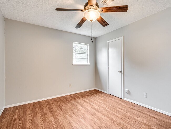 Building Photo - Cute home in Shawnee