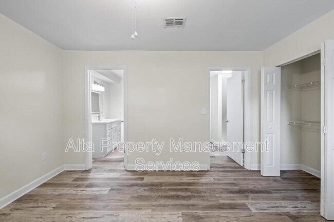 Building Photo - 11359 Bedford Oaks Dr