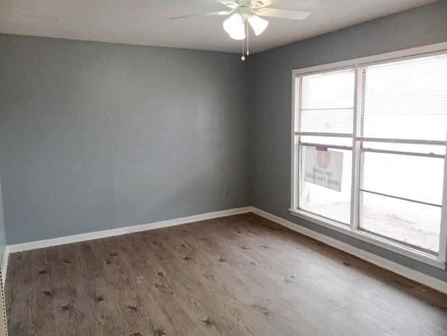 Building Photo - $0 First Month's Rent / $0 Deposit at Move-in